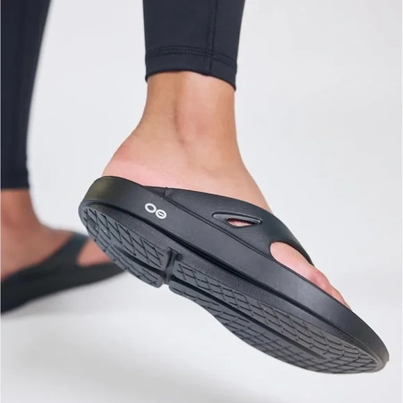 OOFOS Black Recovery Sandal - Picture 2 of 3
